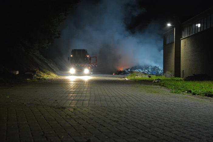 Veel rookontwikkeling door brandende afvalberg