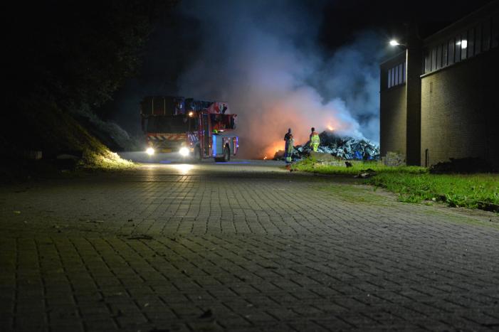 Veel rookontwikkeling door brandende afvalberg