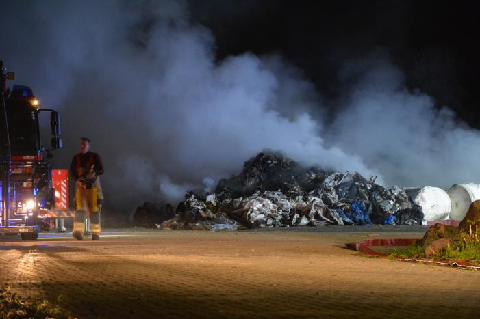 Veel rookontwikkeling door brandende afvalberg