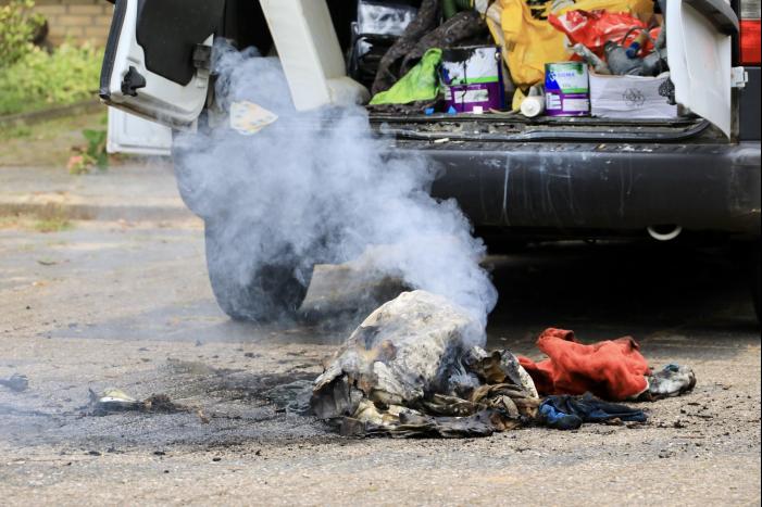 Schilder provoceert persfotografen bij brand in zijn bestelbus