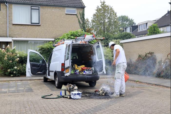 Schilder provoceert persfotografen bij brand in zijn bestelbus