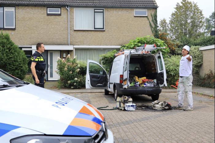 Schilder provoceert persfotografen bij brand in zijn bestelbus