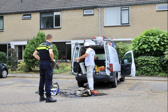 Schilder provoceert persfotografen bij brand in zijn bestelbus