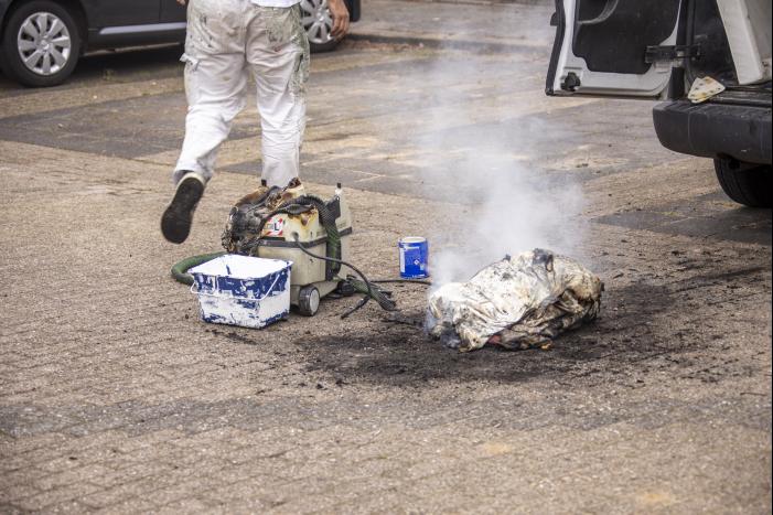 Schilder provoceert persfotografen bij brand in zijn bestelbus