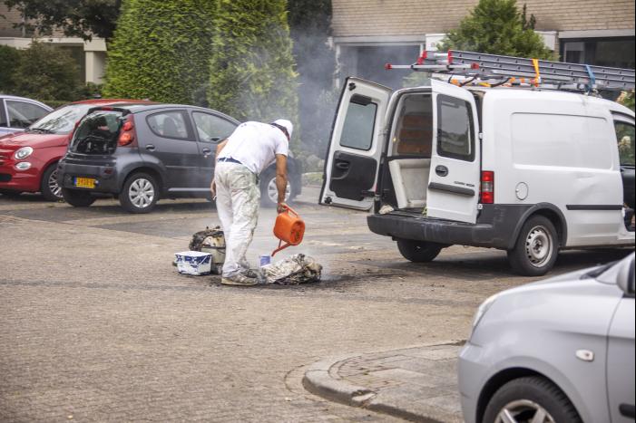 Schilder provoceert persfotografen bij brand in zijn bestelbus