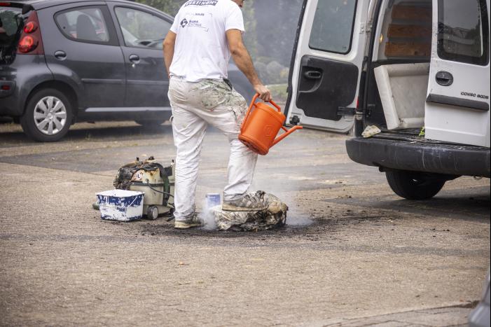 Schilder provoceert persfotografen bij brand in zijn bestelbus
