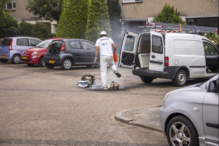 Schilder provoceert persfotografen bij brand in zijn bestelbus