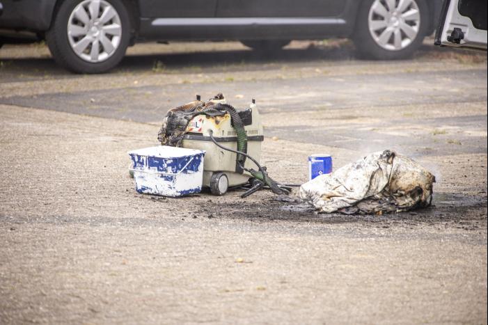 Schilder provoceert persfotografen bij brand in zijn bestelbus