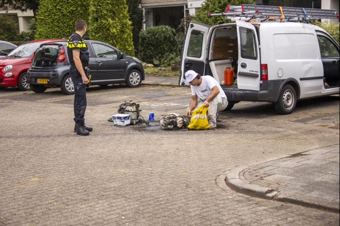 Schilder provoceert persfotografen bij brand in zijn bestelbus