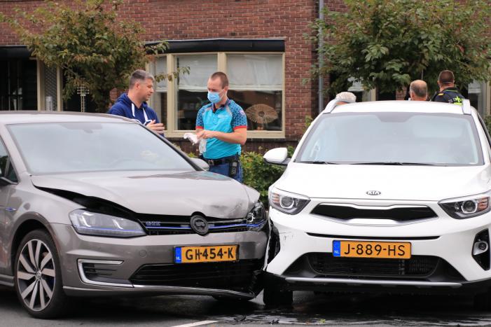 Forse schade na aanrijding op kruispunt