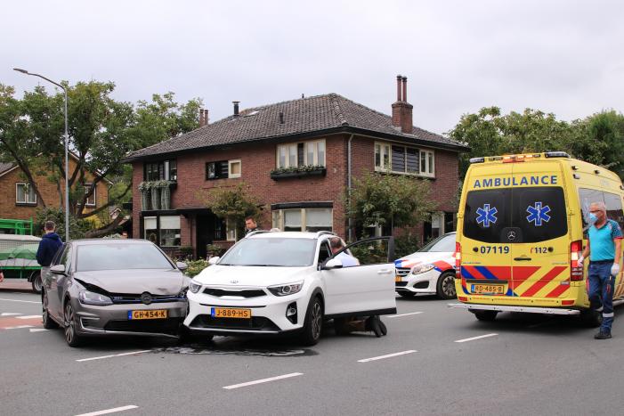 Forse schade na aanrijding op kruispunt