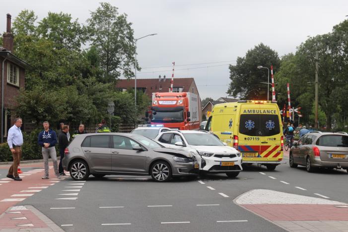 Forse schade na aanrijding op kruispunt