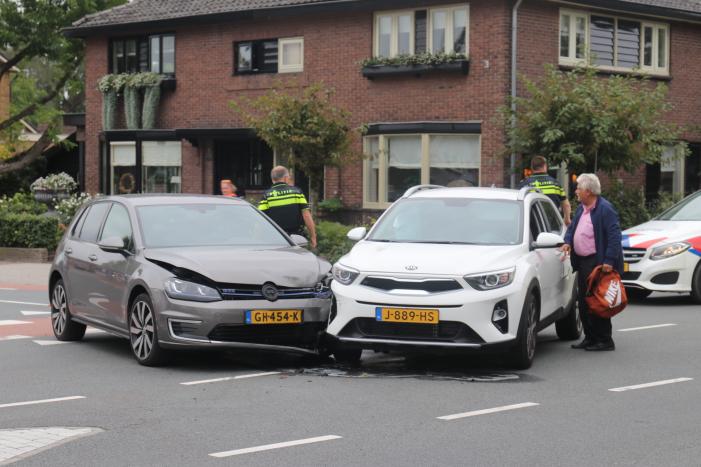 Forse schade na aanrijding op kruispunt