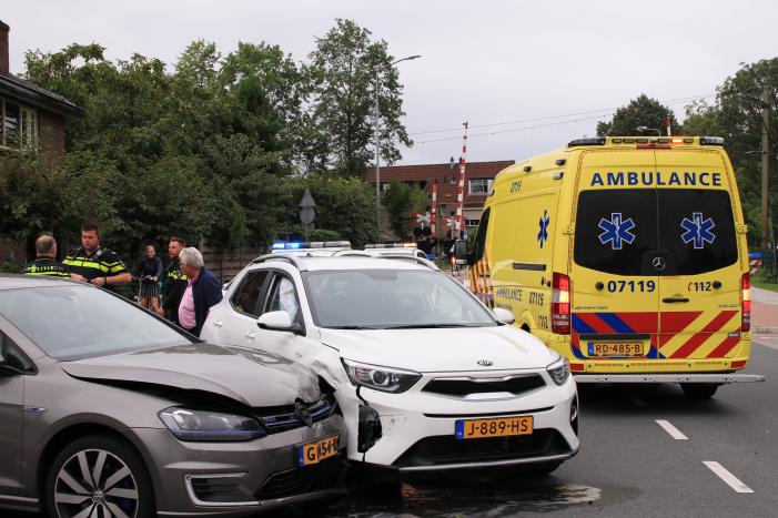 Forse schade na aanrijding op kruispunt
