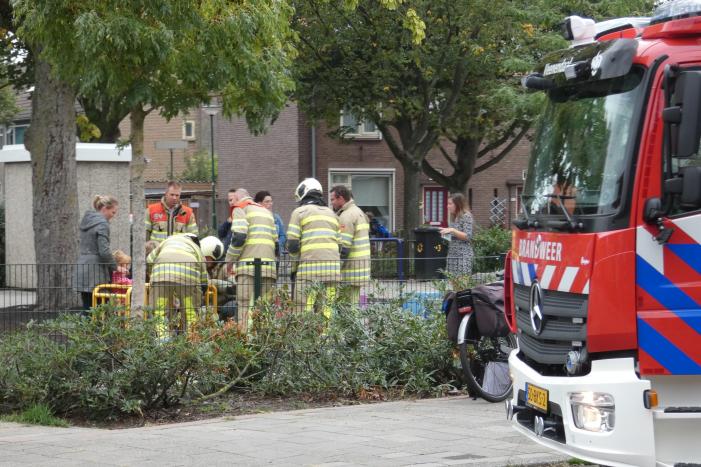 Kindje vast in speeltoestel