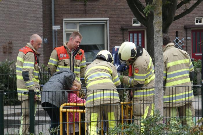 Kindje vast in speeltoestel