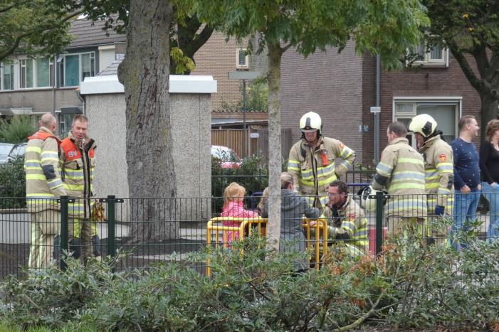 Kindje vast in speeltoestel