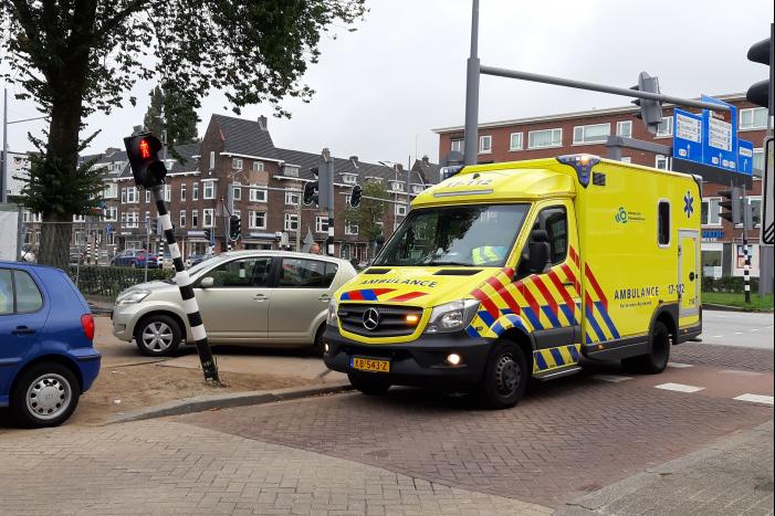 Automobilist rijdt verkeerslicht omver