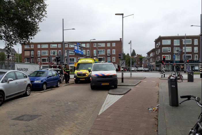 Automobilist rijdt verkeerslicht omver