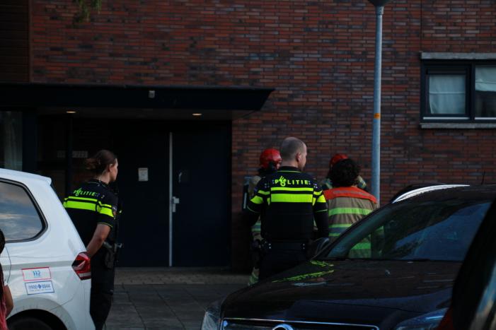 Brandweer doet onderzoek in flatgebouw na brandmelding