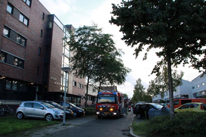 Brandweer doet onderzoek in flatgebouw na brandmelding