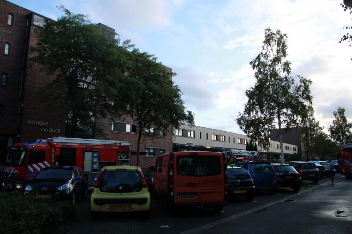 Brandweer doet onderzoek in flatgebouw na brandmelding