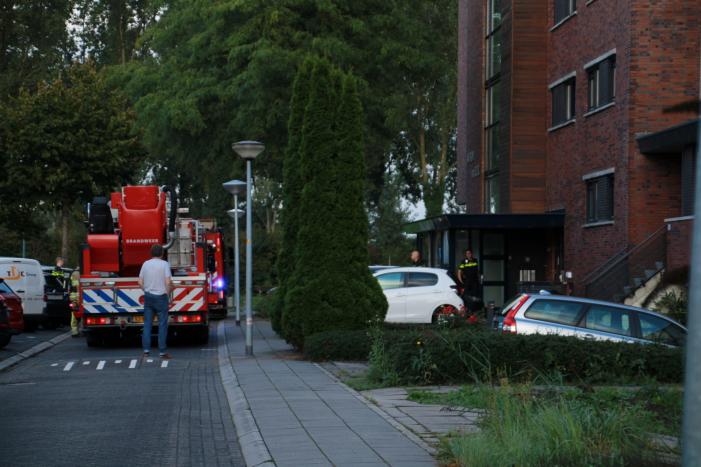 Brandweer doet onderzoek in flatgebouw na brandmelding