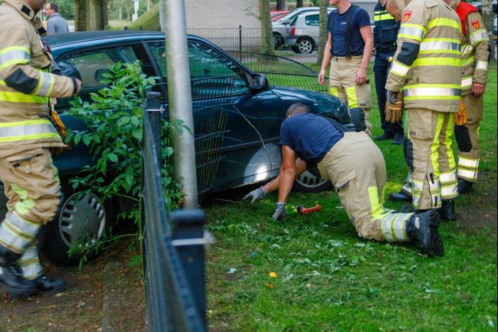 Auto ramt hekwerk hondenuitlaatplek