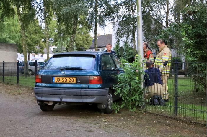 Auto ramt hekwerk hondenuitlaatplek