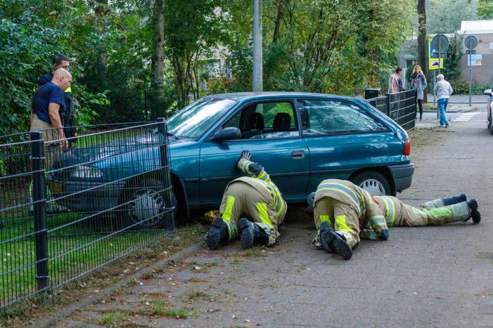 Auto ramt hekwerk hondenuitlaatplek