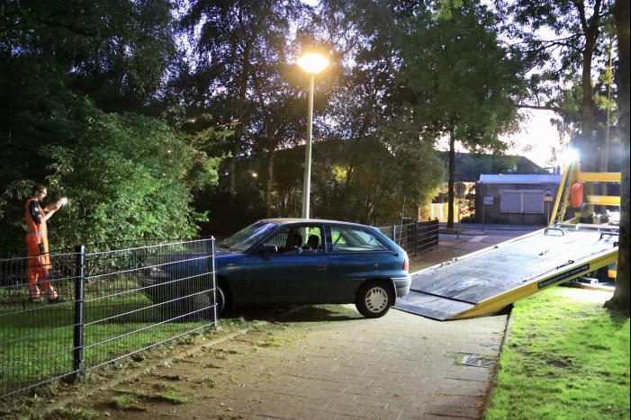 Auto ramt hekwerk hondenuitlaatplek