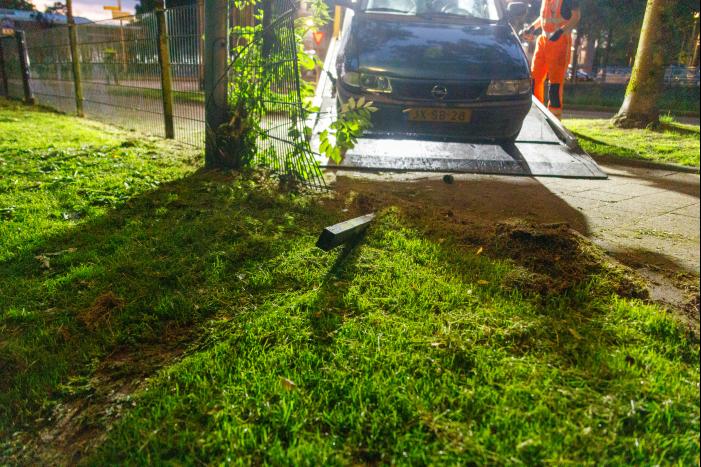 Auto ramt hekwerk hondenuitlaatplek