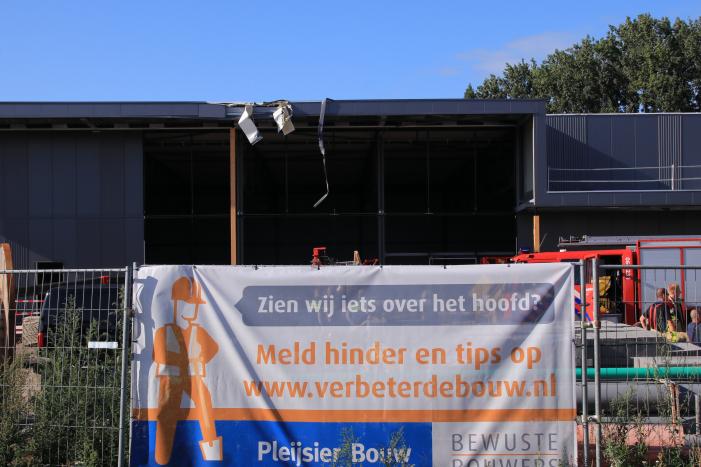 Drie personen gewond geraakt op bouwplaats na omvallen hoogwerker