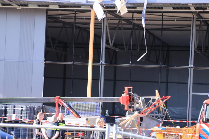 Drie personen gewond geraakt op bouwplaats na omvallen hoogwerker