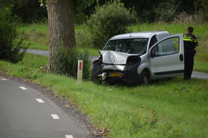 Bestelbus botst frontaal tegen boom