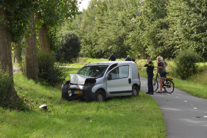 Bestelbus botst frontaal tegen boom