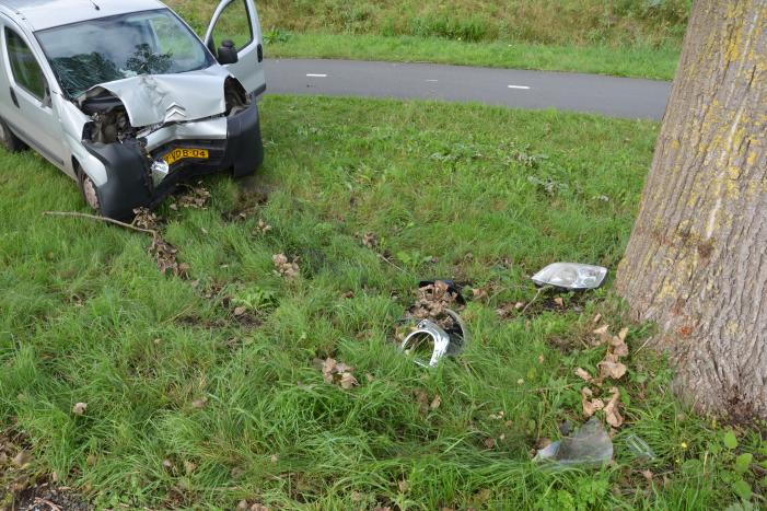 Bestelbus botst frontaal tegen boom