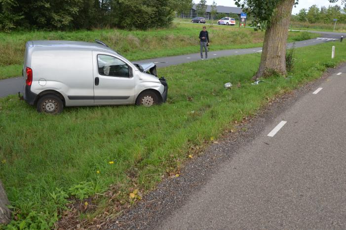 Bestelbus botst frontaal tegen boom
