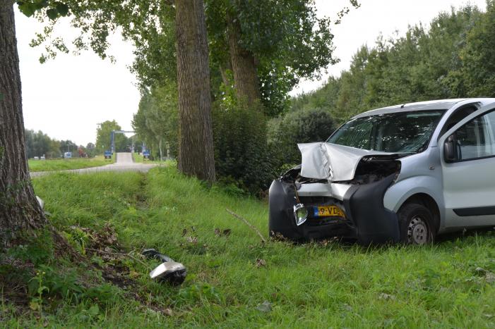 Bestelbus botst frontaal tegen boom