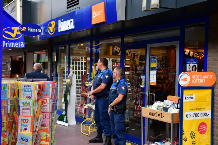 Jongeman pleegt met steekwapen overval op Primera in winkelcentrum 't Lelycentre