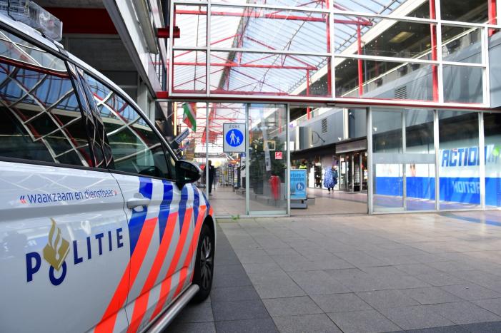 Jongeman pleegt met steekwapen overval op Primera in winkelcentrum 't Lelycentre