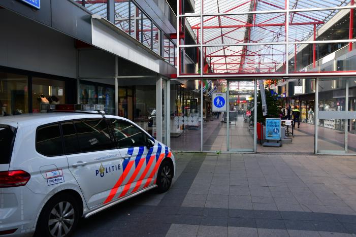 Jongeman pleegt met steekwapen overval op Primera in winkelcentrum 't Lelycentre