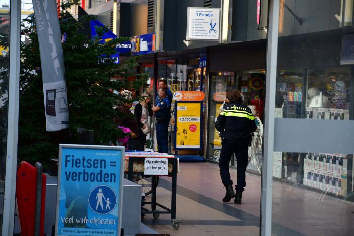 Jongeman pleegt met steekwapen overval op Primera in winkelcentrum 't Lelycentre