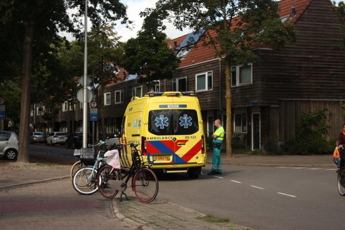 Scholiere onderweg naar school gaat onderuit na afsnijdactie
