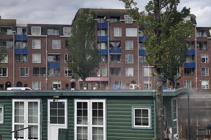 Afzuigkap op woonboot vat vlam