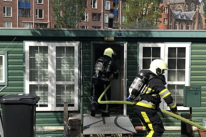 Afzuigkap op woonboot vat vlam