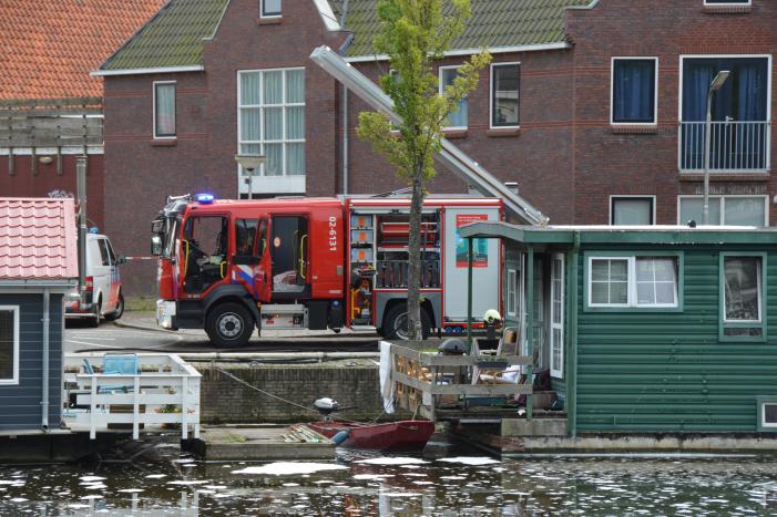Afzuigkap op woonboot vat vlam