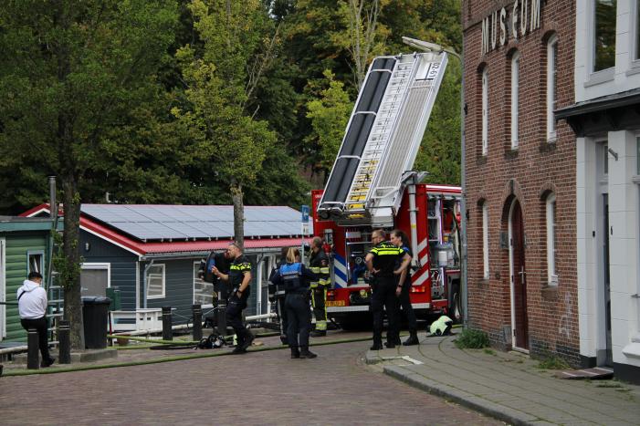 Afzuigkap op woonboot vat vlam