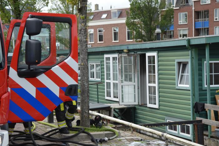 Afzuigkap op woonboot vat vlam