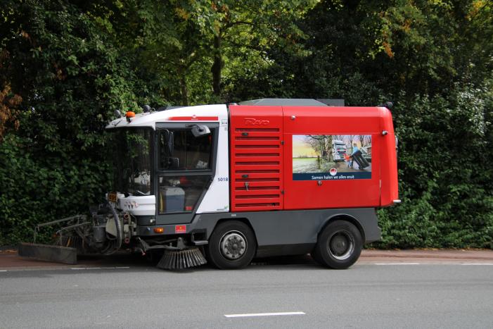 Veegwagen laat oliespoor op wegdek achter